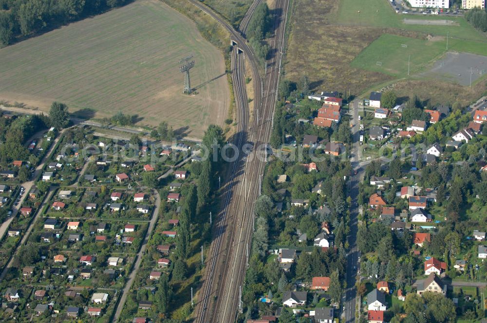 Aerial photograph Berlin - Blick auf die Kleingarten-Siedlungen Kolonie Rosengarten, Kolonie Bullenwiese und die Kolonie Rübländer Graben in Karow-Nord.