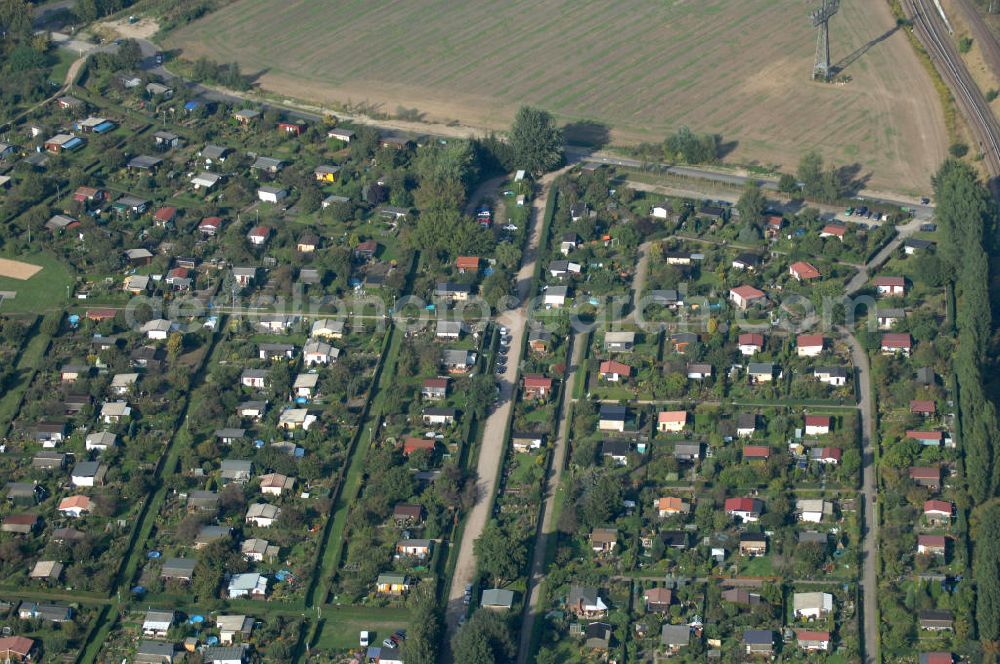 Berlin from the bird's eye view: Blick auf die Kleingarten-Siedlungen Kolonie Rosengarten, Kolonie Bullenwiese und die Kolonie Rübländer Graben in Karow-Nord.