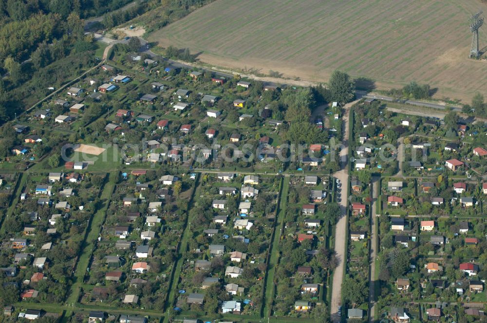 Aerial image Berlin - Blick auf die Kleingarten-Siedlungen Kolonie Rosengarten, Kolonie Bullenwiese und die Kolonie Rübländer Graben in Karow-Nord.