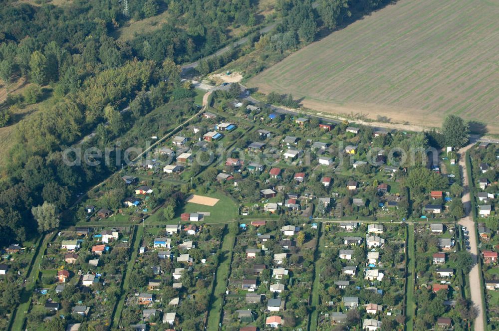 Aerial photograph Berlin - Blick auf die Kleingarten-Siedlungen Kolonie Rosengarten, Kolonie Bullenwiese und die Kolonie Rübländer Graben in Karow-Nord.