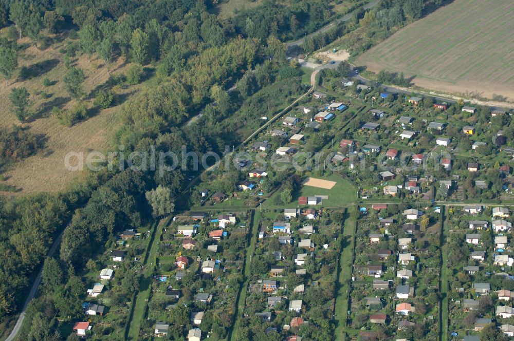 Berlin from above - Blick auf die Kleingarten-Siedlungen Kolonie Rosengarten, Kolonie Bullenwiese und die Kolonie Rübländer Graben in Karow-Nord.