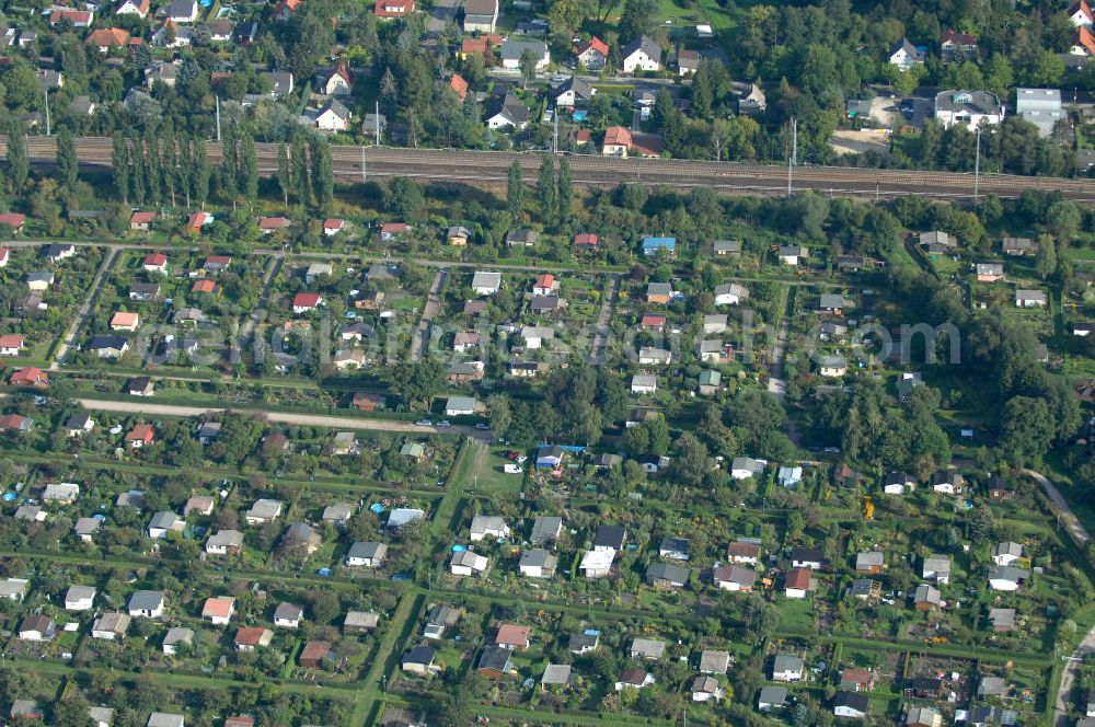 Berlin from the bird's eye view: Blick auf die Kleingarten-Siedlungen Kolonie Rosengarten, Kolonie Bullenwiese und die Kolonie Rübländer Graben in Karow-Nord.