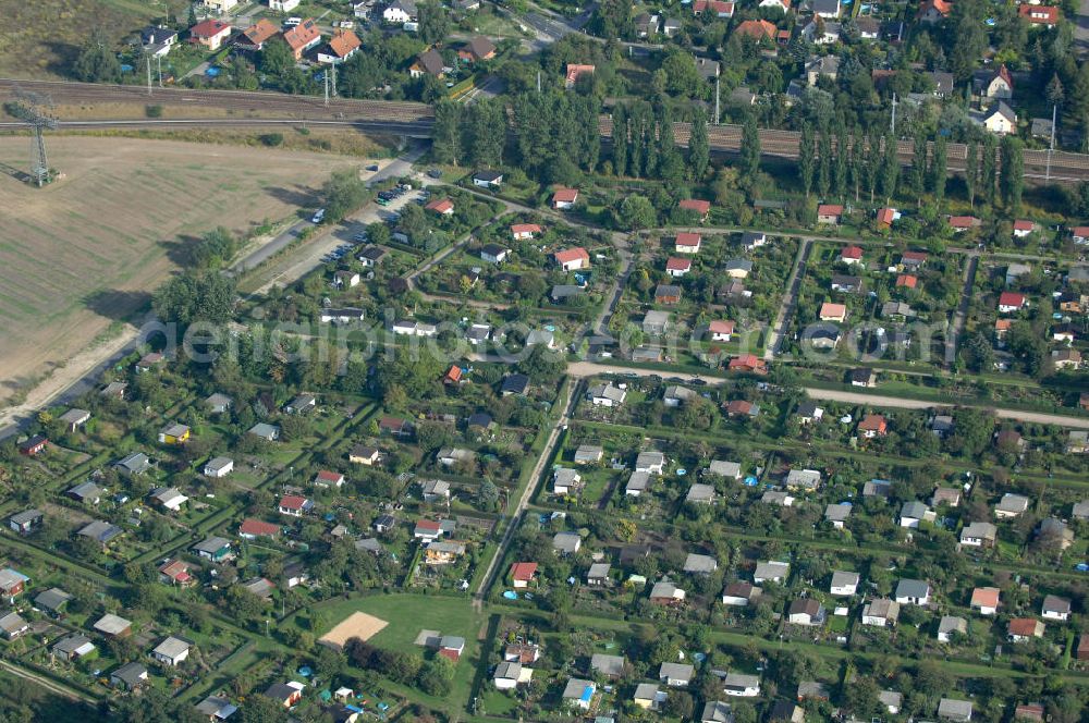 Aerial image Berlin - Blick auf die Kleingarten-Siedlungen Kolonie Rosengarten, Kolonie Bullenwiese und die Kolonie Rübländer Graben in Karow-Nord.