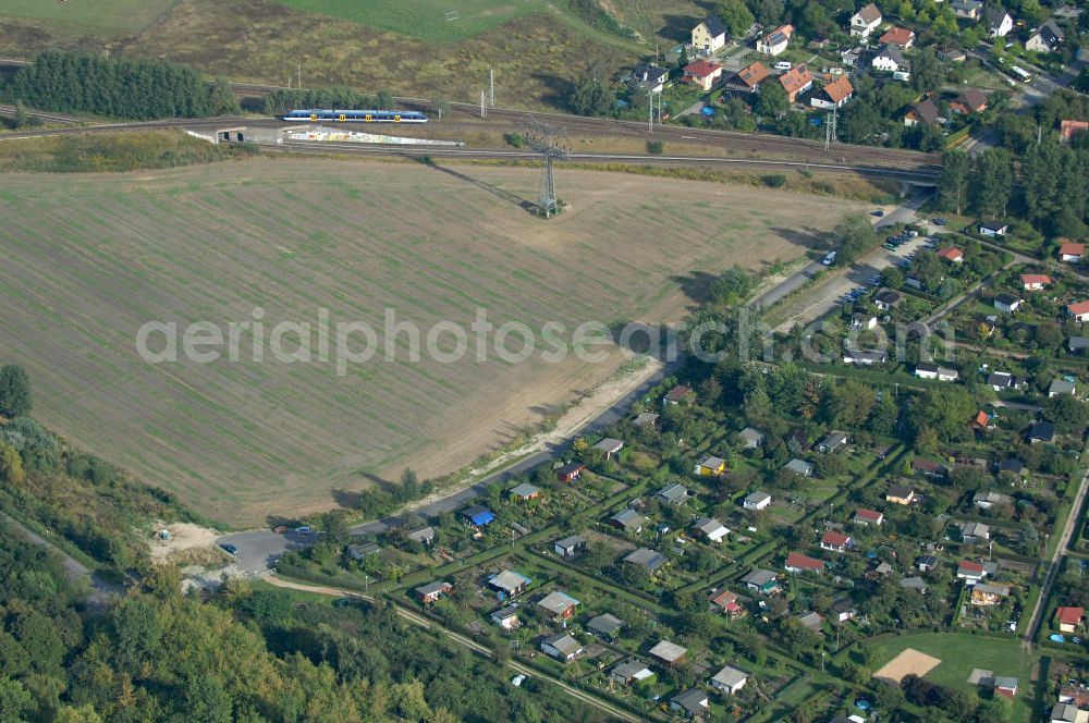 Aerial photograph Berlin - Blick auf die Kleingarten-Siedlungen Kolonie Rosengarten, Kolonie Bullenwiese und die Kolonie Rübländer Graben in Karow-Nord.