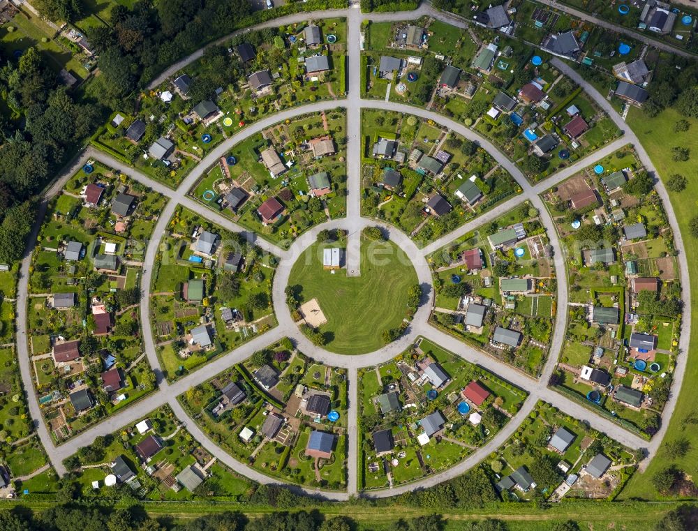 Aerial photograph Kamp-Lintfort - An allotment, arranged in a circle, in the Augustrasse in Kamp-Lintfort in the state North Rhine-Westphalia