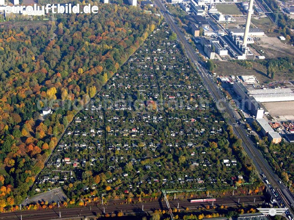 Aerial photograph Berlin- Lichtenberg - 20.10.2004 Blick auf die Kleingartenanlage an der Rhinstraße in Berlin-Lichtenberg.