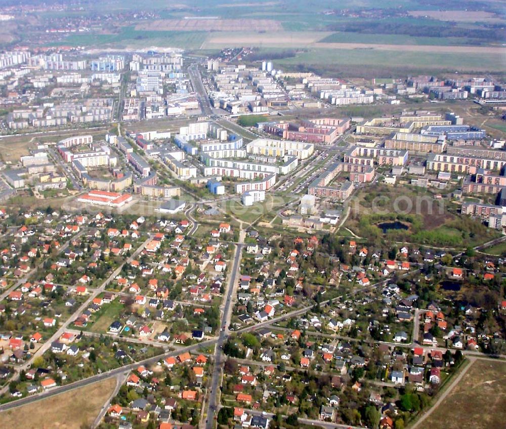 Aerial image Berlin - Kleingartenanlagen in Berlin - Mahlsdorf - im Hintergrund die Neubauwohnsiedlungen von Hellersdorf.