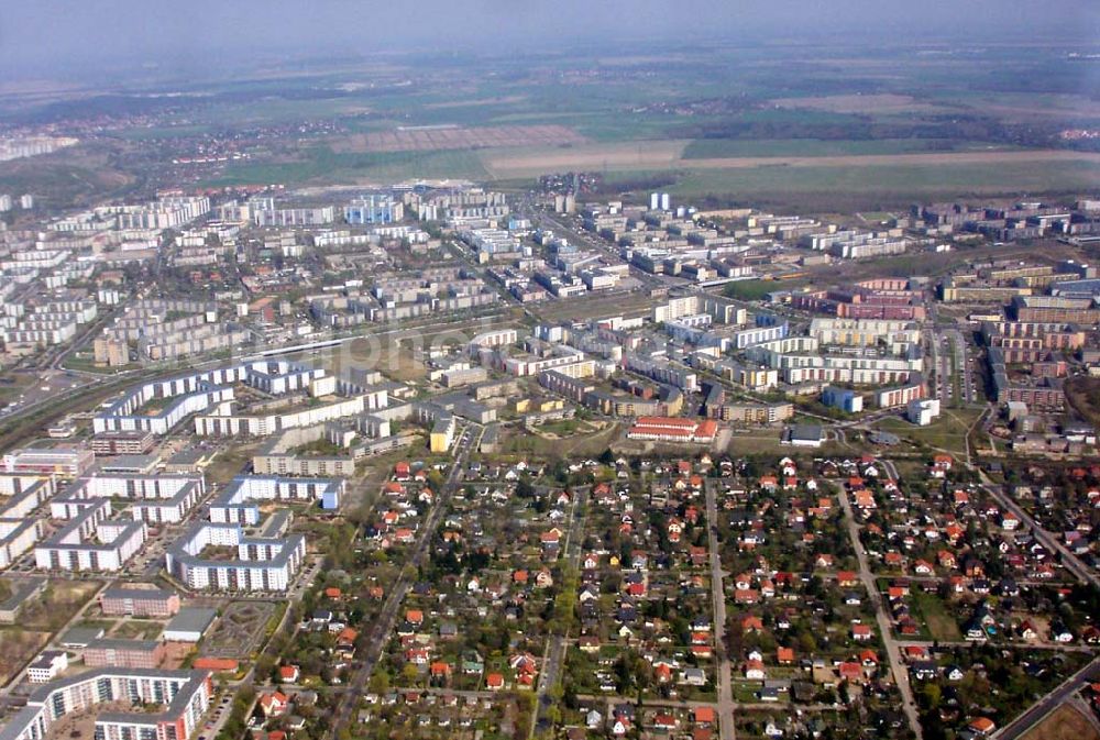 Aerial photograph Berlin - Kleingartenanlagen in Berlin - Mahlsdorf - im Hintergrund die Neubauwohnsiedlungen von Hellersdorf.