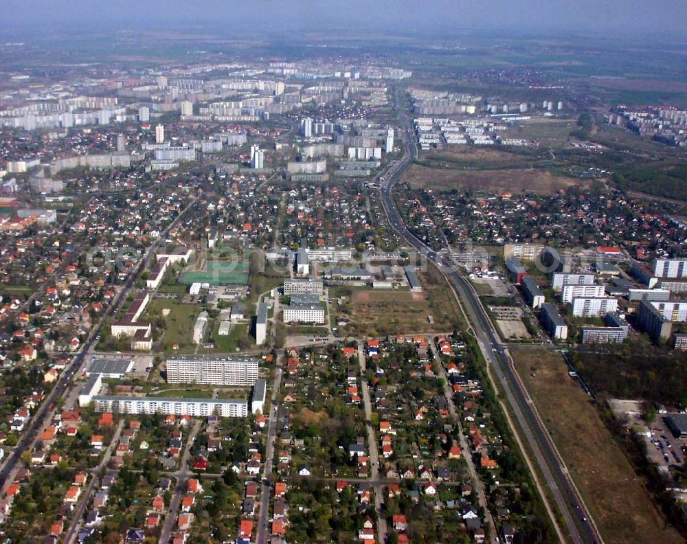 Aerial image Berlin - Kleingartenanlagen in Berlin - Mahlsdorf - im Hintergrund die Neubauwohnsiedlungen von Hellersdorf.