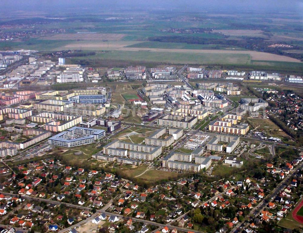 Berlin from the bird's eye view: Kleingartenanlagen in Berlin - Mahlsdorf - im Hintergrund die Neubauwohnsiedlungen von Hellersdorf.