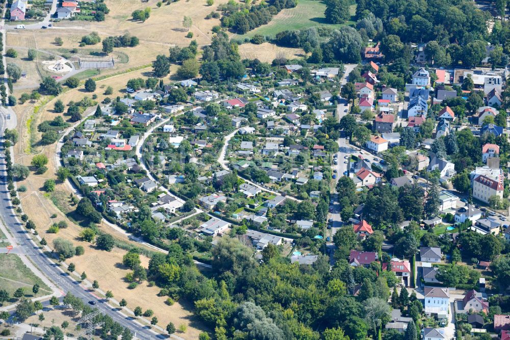 Berlin from the bird's eye view: Allotments gardens plots of the association - the garden colony of Bezirksverband of Gartenfreunde Berlin-Hellersdorf e.V. on street Am Wiesenhang in the district Kaulsdorf in Berlin, Germany