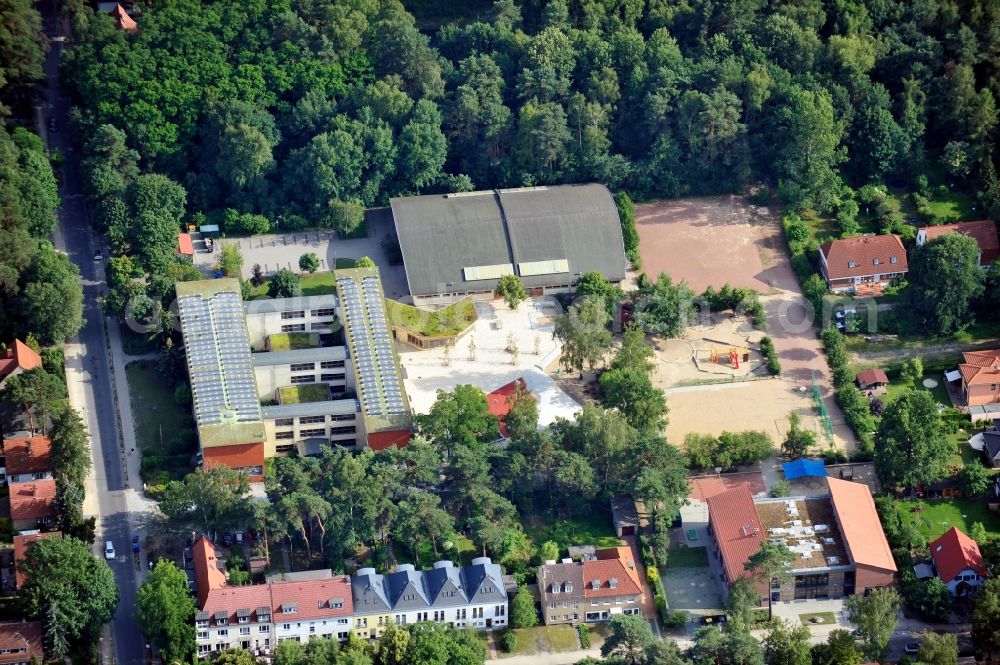 Aerial photograph Kleinmachnow - School grounds of the primary school Steinweg in Kleinmachnow in the state Brandenburg. On the roof of the school is located a Photovoltaic system with solar panels