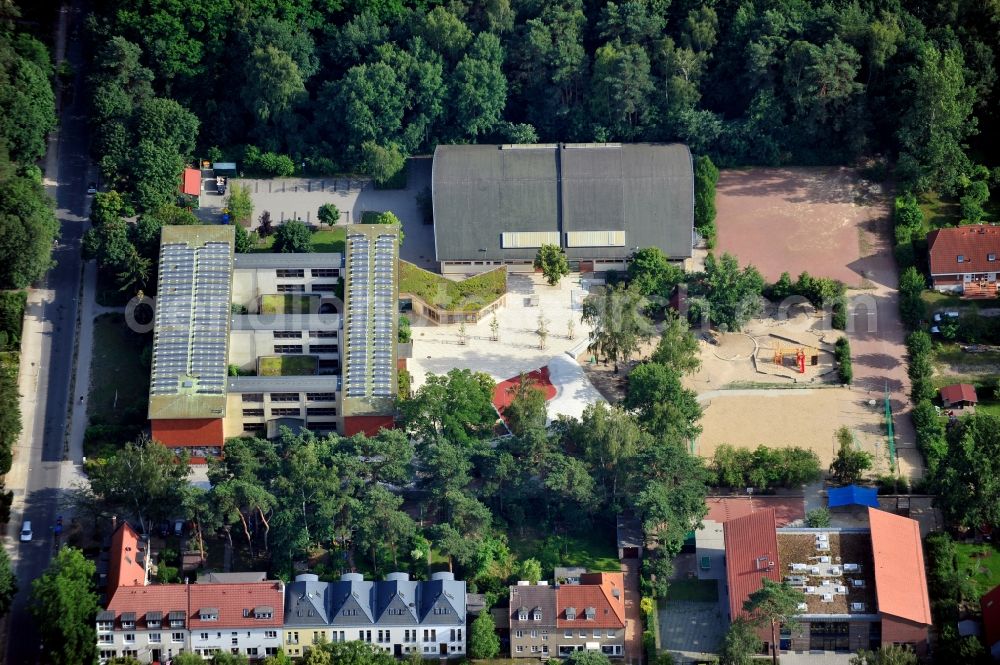 Kleinmachnow from above - School grounds of the primary school Steinweg in Kleinmachnow in the state Brandenburg. On the roof of the school is located a Photovoltaic system with solar panels