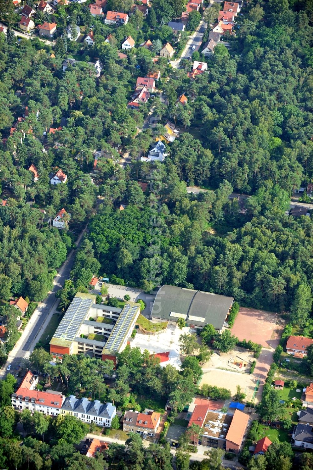 Kleinmachnow from the bird's eye view: School grounds of the primary school Steinweg in Kleinmachnow in the state Brandenburg. On the roof of the school is located a Photovoltaic system with solar panels