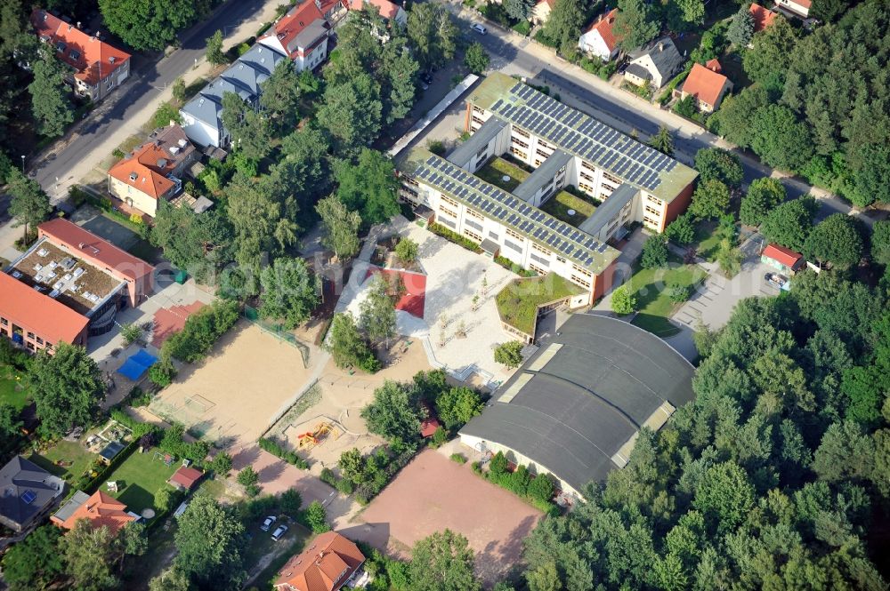 Aerial image Kleinmachnow - School grounds of the primary school Steinweg in Kleinmachnow in the state Brandenburg. On the roof of the school is located a Photovoltaic system with solar panels