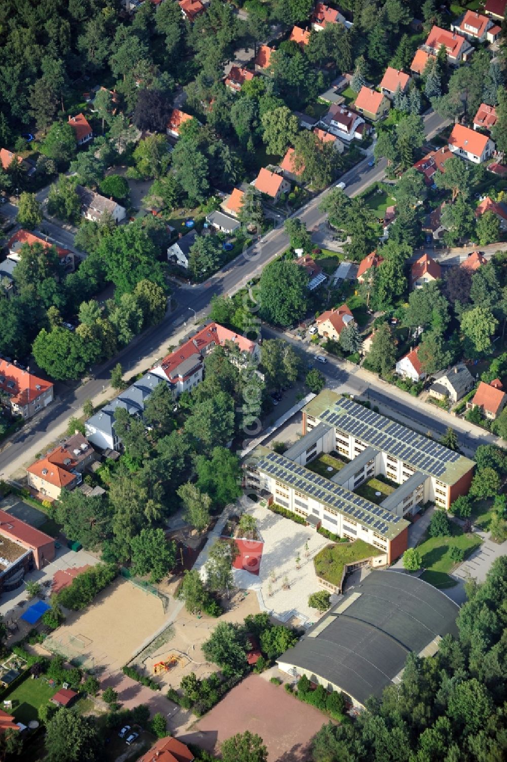 Aerial photograph Kleinmachnow - School grounds of the primary school Steinweg in Kleinmachnow in the state Brandenburg. On the roof of the school is located a Photovoltaic system with solar panels