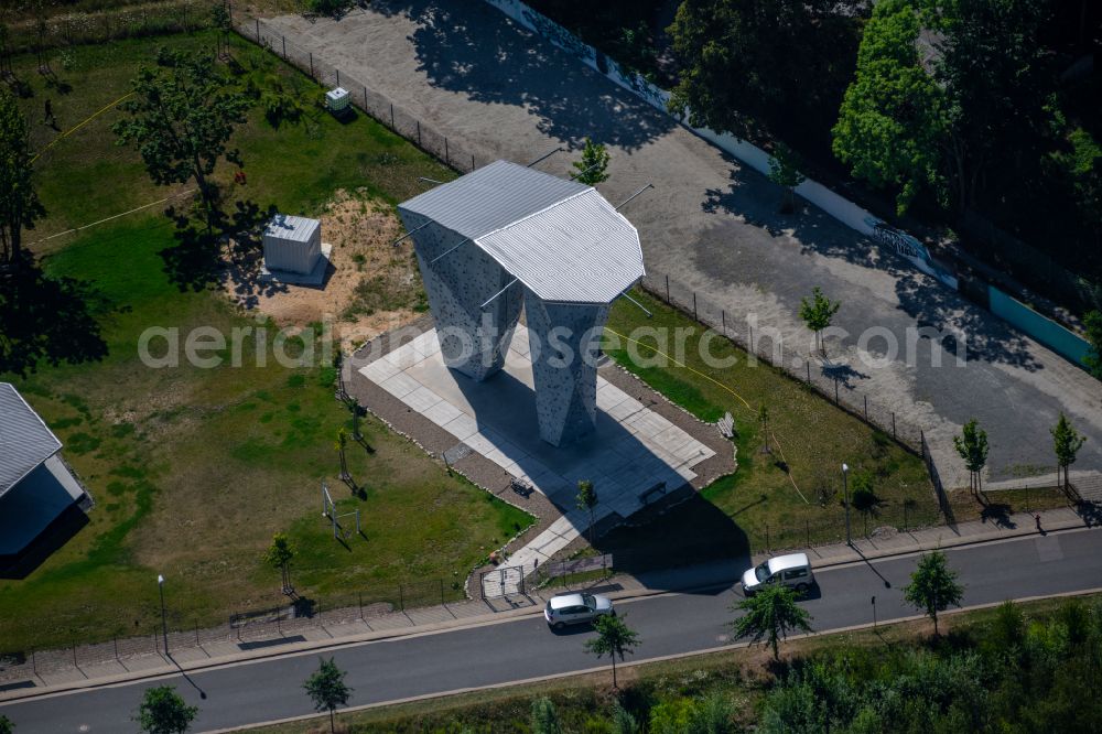 Braunschweig from the bird's eye view: Roof on the building of the sports hall in Brunswick in the state Lower Saxony, Germany