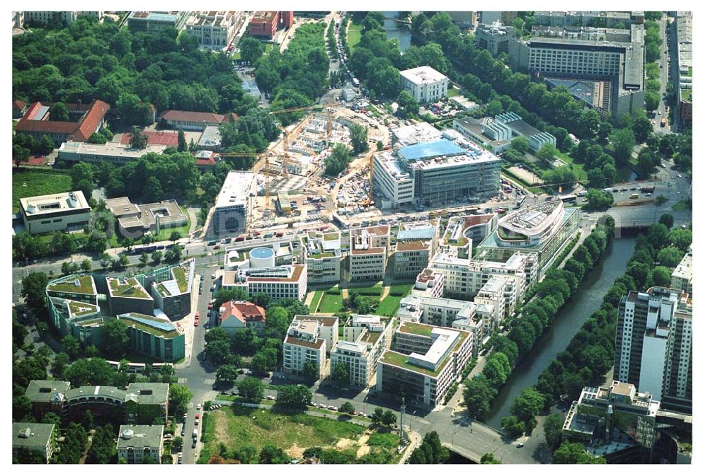 Berlin-Tiergarten from the bird's eye view: Blick auf das Köbis Dreieck an der Klingelhöfer Str. in Berlin-Tiergarten.. Mit im Bild die Bundeszentrale der CDU