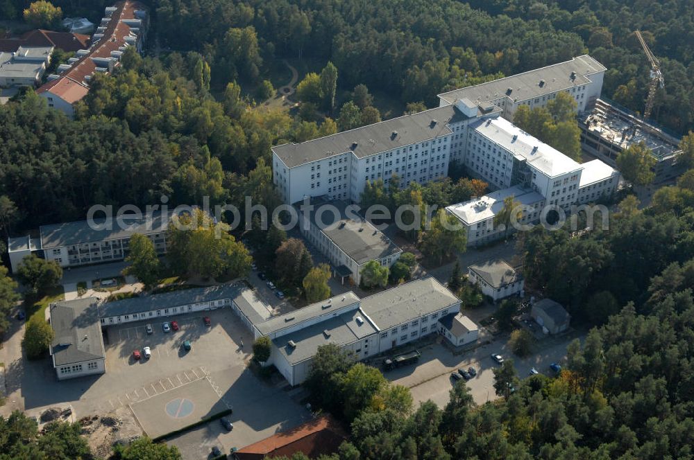 Hennigsdorf from above - Blick auf die Klinik Hennigsdorf mit Erweiterungsbaustelle. In dem Neubau soll u.a. die Küche untergebracht werden, welche für die Versorgung der Kliniken Hennigsdorf und Oranienburg zuständig ist. Des weitere stehen hier Arztpraxen zur Verfügung. Kontakt Bauausführung: