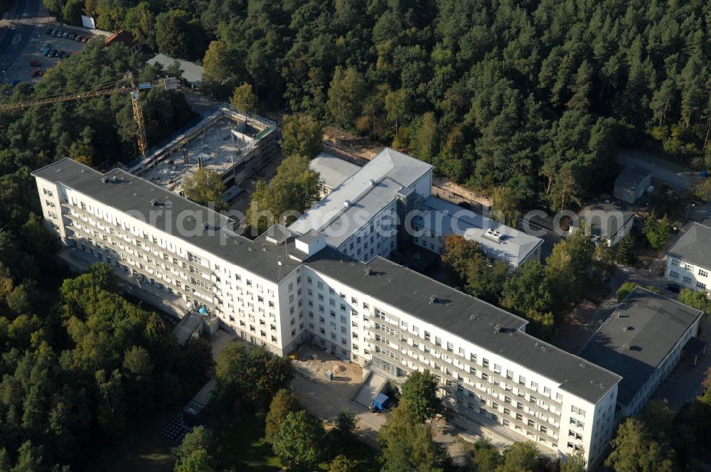 Hennigsdorf from the bird's eye view: Blick auf die Klinik Hennigsdorf mit Erweiterungsbaustelle. In dem Neubau soll u.a. die Küche untergebracht werden, welche für die Versorgung der Kliniken Hennigsdorf und Oranienburg zuständig ist. Des weitere stehen hier Arztpraxen zur Verfügung. Kontakt Bauausführung: