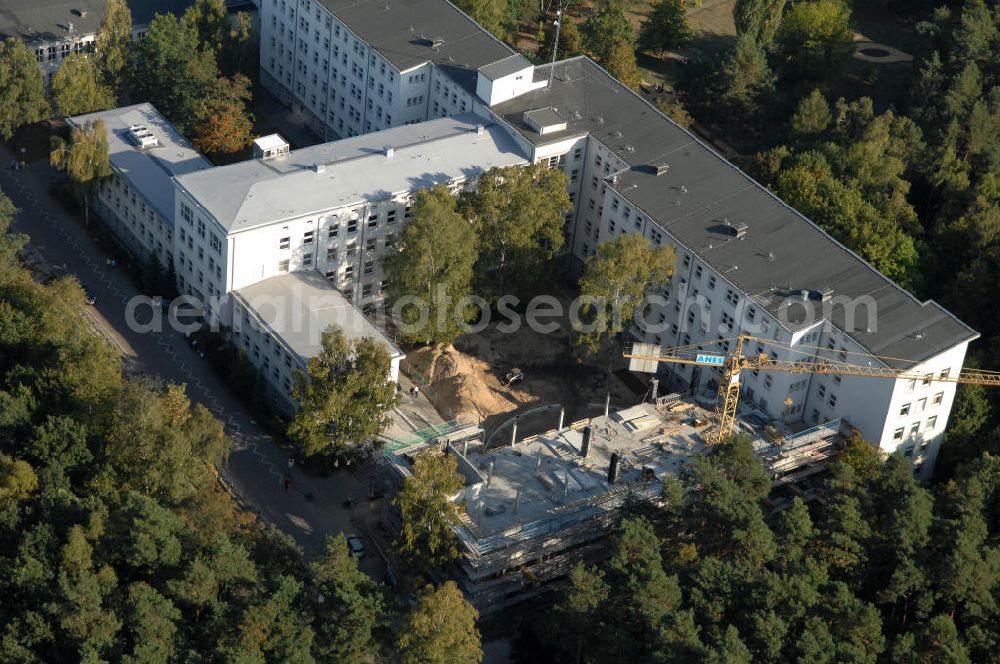 Aerial photograph Hennigsdorf - Blick auf die Klinik Hennigsdorf mit Erweiterungsbaustelle. In dem Neubau soll u.a. die Küche untergebracht werden, welche für die Versorgung der Kliniken Hennigsdorf und Oranienburg zuständig ist. Des weitere stehen hier Arztpraxen zur Verfügung. Kontakt Bauausführung: