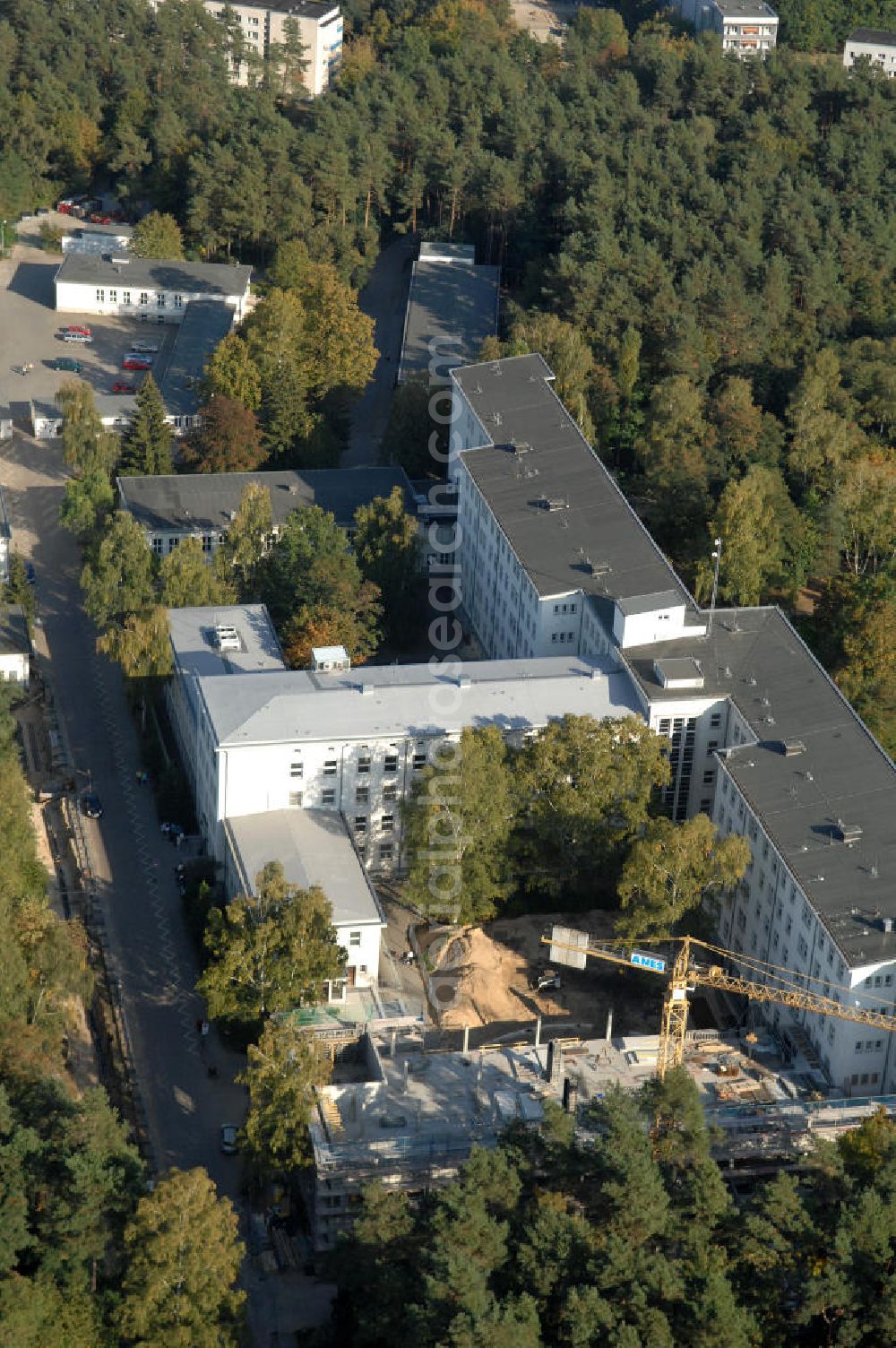 Hennigsdorf from above - Blick auf die Klinik Hennigsdorf mit Erweiterungsbaustelle. In dem Neubau soll u.a. die Küche untergebracht werden, welche für die Versorgung der Kliniken Hennigsdorf und Oranienburg zuständig ist. Des weitere stehen hier Arztpraxen zur Verfügung. Kontakt Bauausführung: