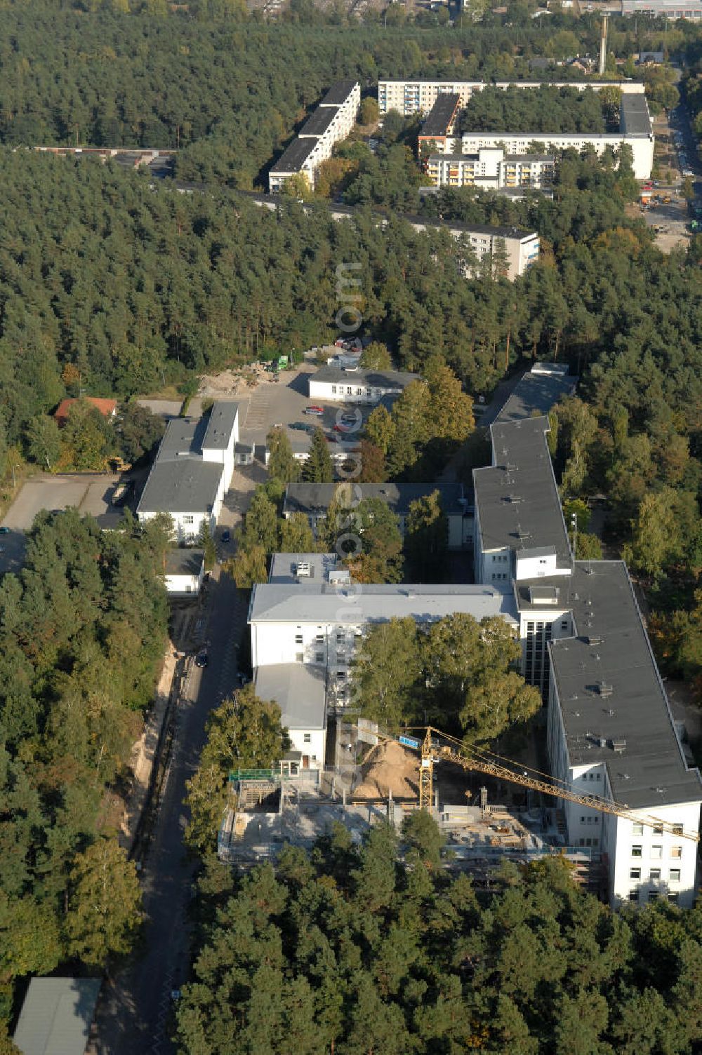 Hennigsdorf from the bird's eye view: Blick auf die Klinik Hennigsdorf mit Erweiterungsbaustelle. In dem Neubau soll u.a. die Küche untergebracht werden, welche für die Versorgung der Kliniken Hennigsdorf und Oranienburg zuständig ist. Des weitere stehen hier Arztpraxen zur Verfügung. Kontakt Bauausführung: