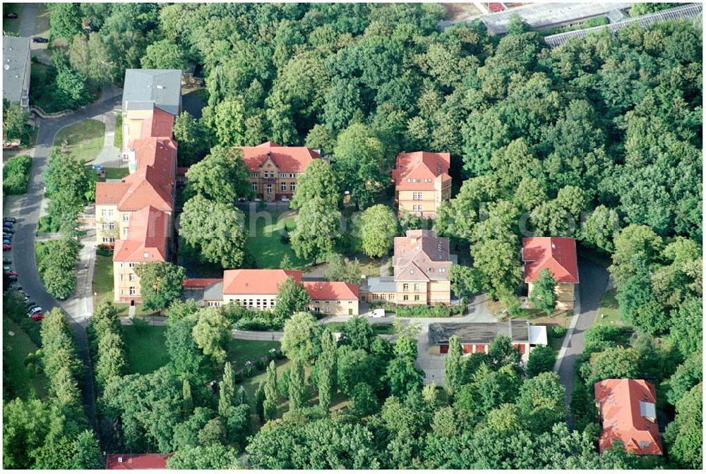 Berlin Lichtenberg from above - 22.08.2004, Blick auf die Klinik für Kinder- und Jugendmedizin Lindenhof des PARITÄTISCHEN Krankenhauses Lichtenberg PARITÄTISCHES Krankenhaus Lichtenberg Fanningerstraße 32, 10365 Berlin - Lichtenberg Fon: 030 - 55 18 0, Fax: 030 - 55 18 40 04 Mail: info(at)khl-berlin.de