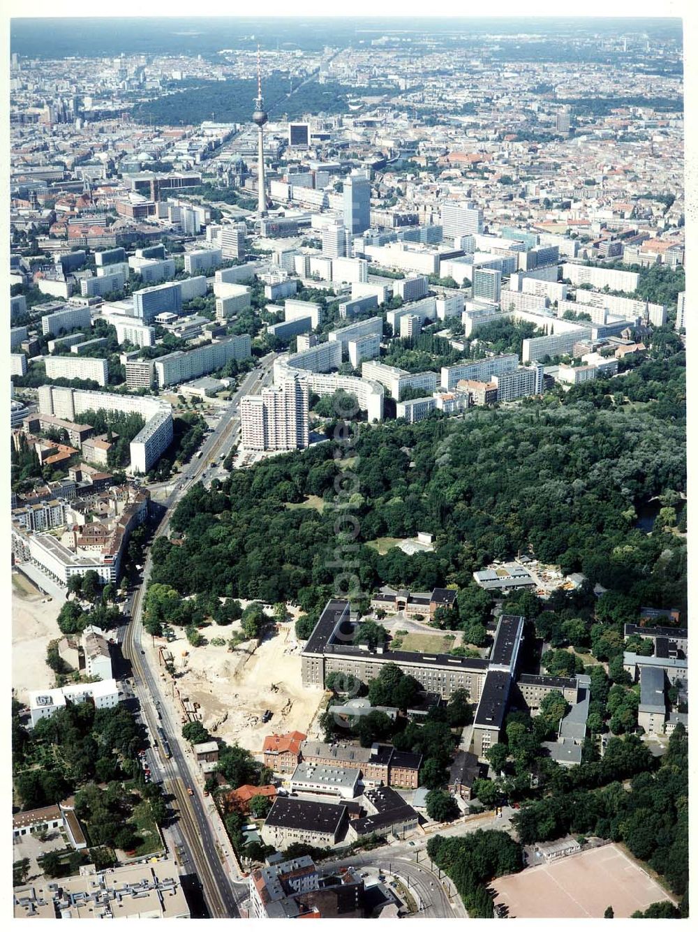 Berlin - Friedrichshain from the bird's eye view: Klinikerweiterung am Krankenhaus Friedrichshain an der Landsberger Allee in Berlin-Friedrichshain.