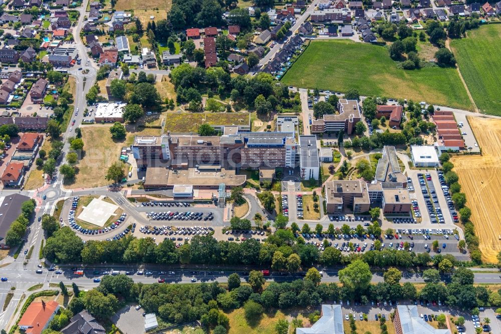 Wesel from the bird's eye view: Clinic area Evangelisches Krankenhaus Wesel GmbH on the street Kiek in the Busch - Aaper Weg in Wesel in the state North Rhine-Westphalia, Germany