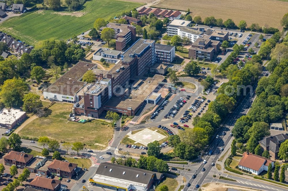 Wesel from above - Clinic area Evangelisches Krankenhaus Wesel GmbH on the street Kiek in the Busch - Aaper Weg in Wesel in the state North Rhine-Westphalia, Germany