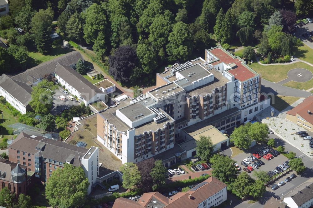 Aerial image Unna - Clinic of the hospital grounds of Katharinen-Hospital in Unna in the state of North Rhine-Westphalia. The hospital with its building complex and heli-pad is located on a wooded park in the North of the town centre of Unna