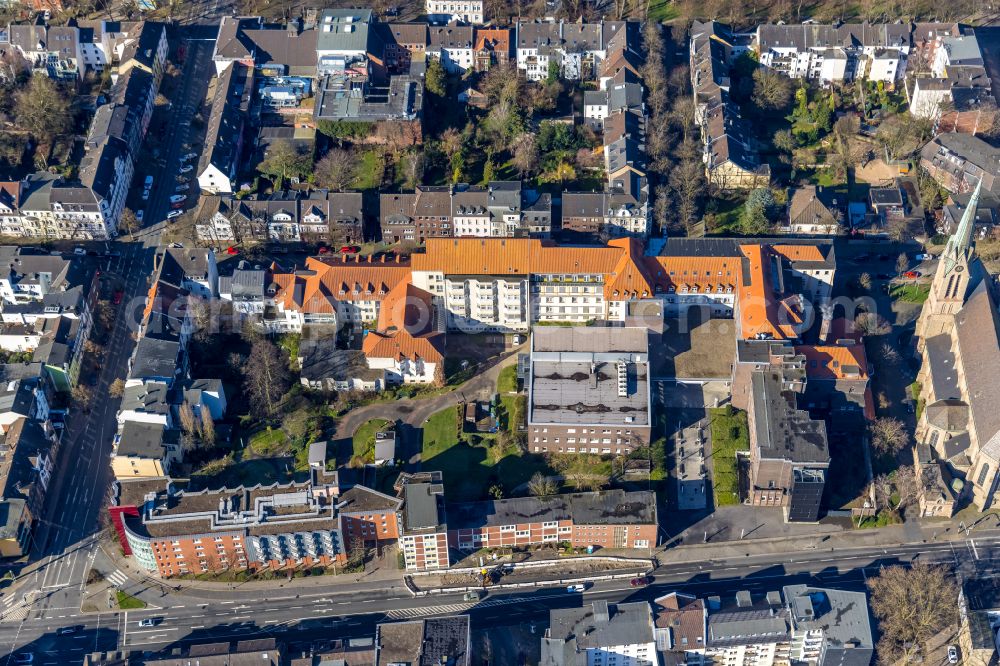 Aerial photograph Oberhausen - Hospital grounds of the Clinic AMEOS Klinikum St. Josef on street Elsa-Braendstroem-Strasse in the district Marienviertel in Oberhausen at Ruhrgebiet in the state North Rhine-Westphalia, Germany