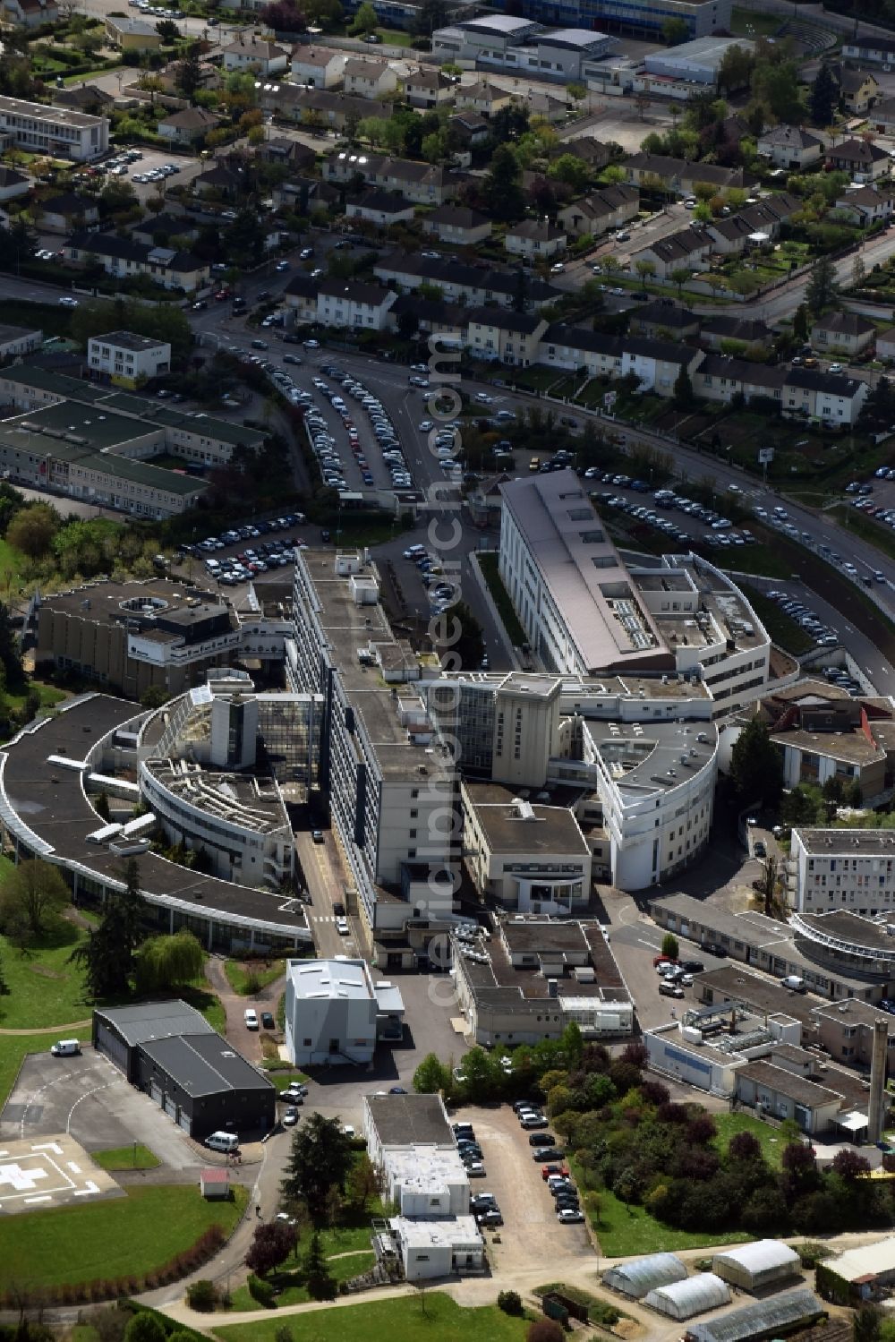 Auxerre from the bird's eye view: Clinic of the hospital grounds Association Vivre a Domicile on Boulevard de Verdun in Auxerre in Bourgogne Franche-Comte, France