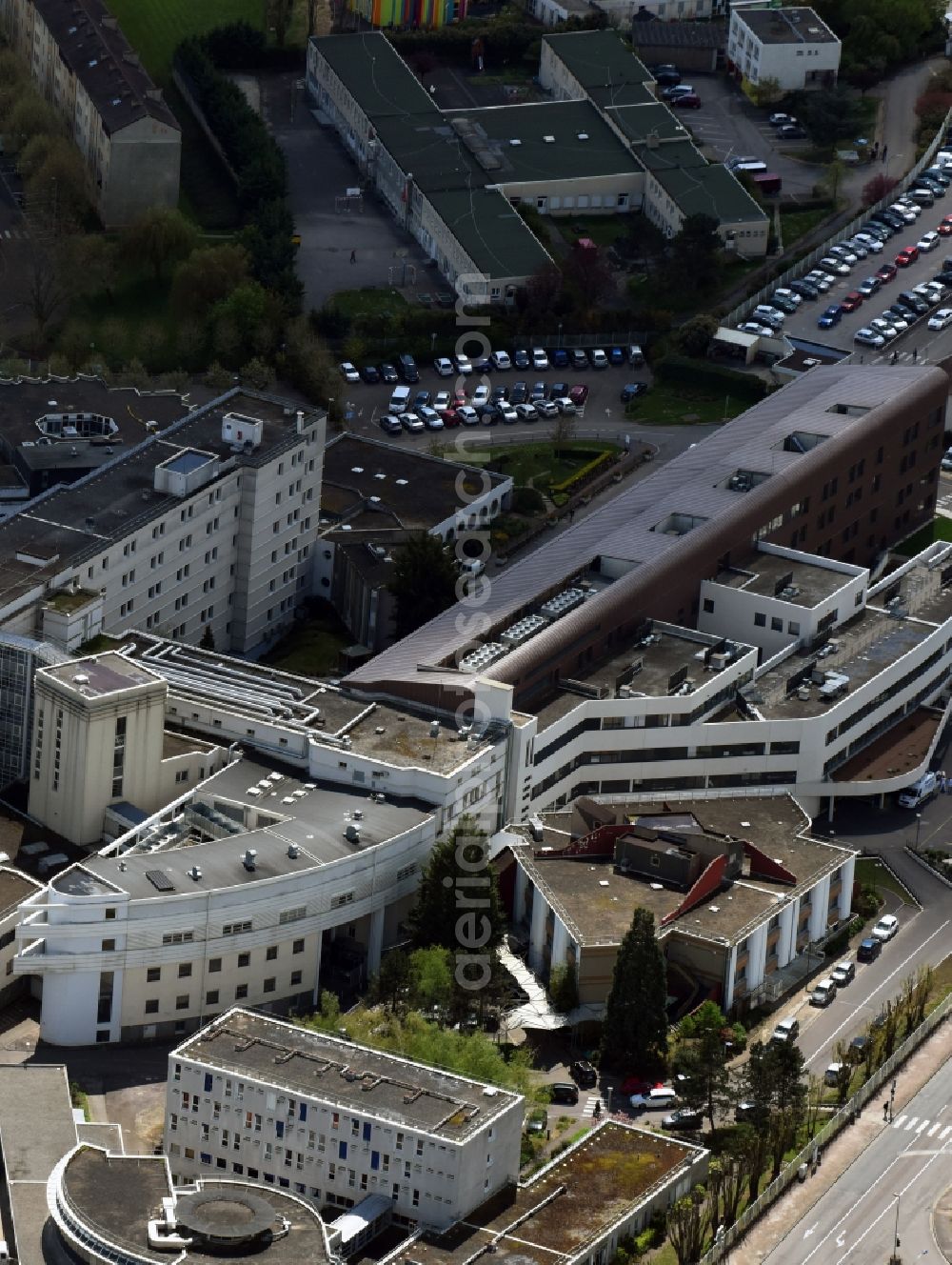 Aerial photograph Auxerre - Clinic of the hospital grounds Association Vivre a Domicile on Boulevard de Verdun in Auxerre in Bourgogne Franche-Comte, France