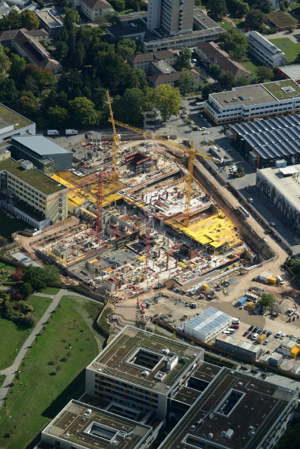 Heidelberg from the bird's eye view: Clinic of the hospital grounds with the construction site for the new building of the Surgical Clinic of the University Hospital in Heidelberg in the state Baden-Wuerttemberg