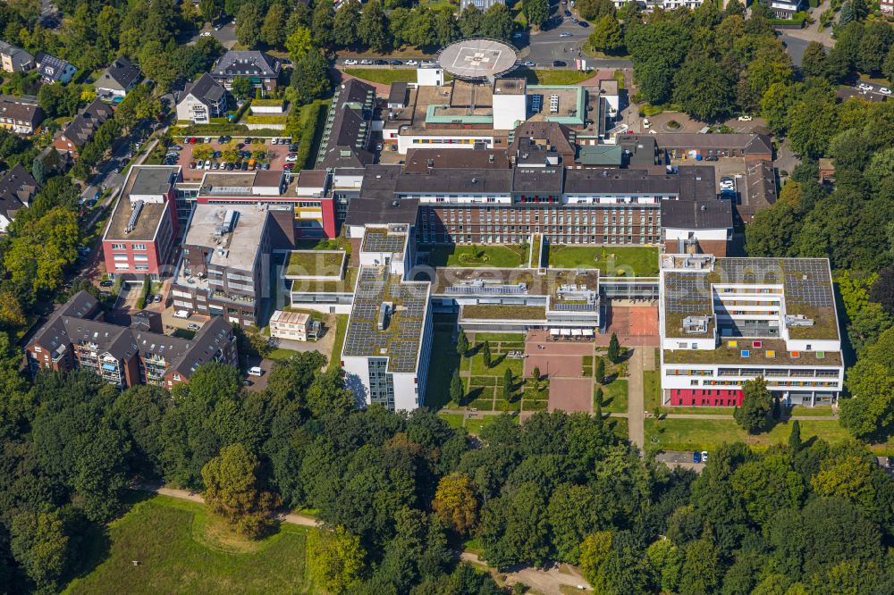 Aerial image Gelsenkirchen - Hospital grounds Bergmannsheil and Kinderklinik Buer gGmbH Zentrum fuer Neuropaediatrie - Sozialpaediatrie in the district Buer in Gelsenkirchen at Ruhrgebiet in the state North Rhine-Westphalia, Germany