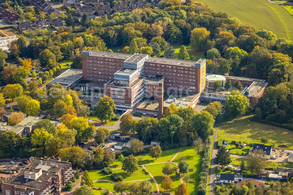 Aerial photograph Kamp-Lintfort - Hospital grounds of the Clinic St. Bernhard-Hospital Kamp-Lintfort GmbH Buergermeister-Schmelzing-Strasse in the district Niersenbruch in Kamp-Lintfort in the state North Rhine-Westphalia