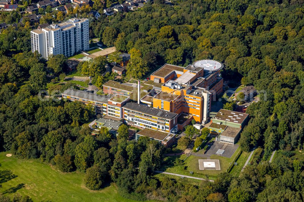 Duisburg from above - Clinic of the hospital grounds Berufsgenossenschaftliche Unfallklinik Duisburg GmbH Klinik fuer Orthopaedie und Unfallchirurgie in Duisburg in the state North Rhine-Westphalia