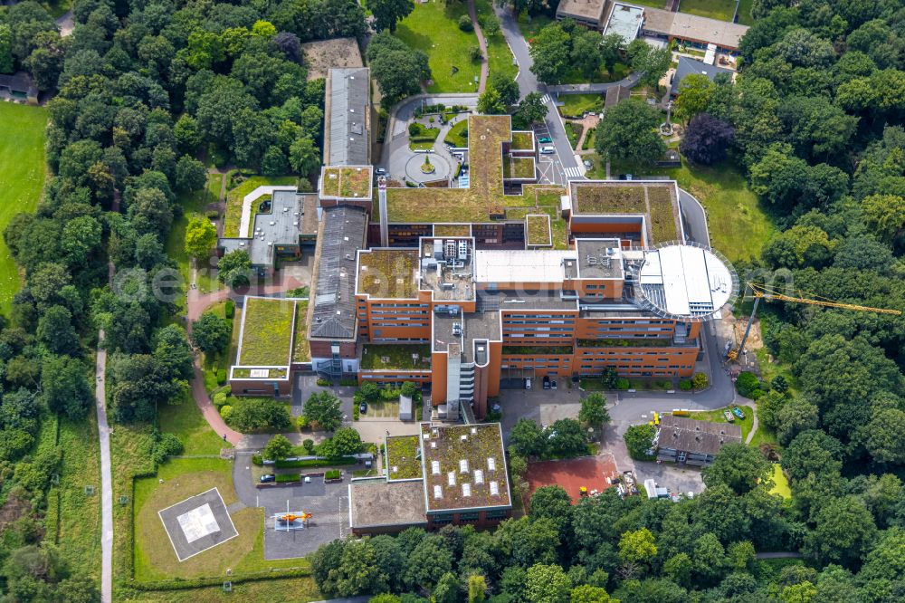 Duisburg from above - Clinic of the hospital grounds Berufsgenossenschaftliche Unfallklinik Duisburg GmbH Klinik fuer Orthopaedie und Unfallchirurgie in Duisburg in the state North Rhine-Westphalia