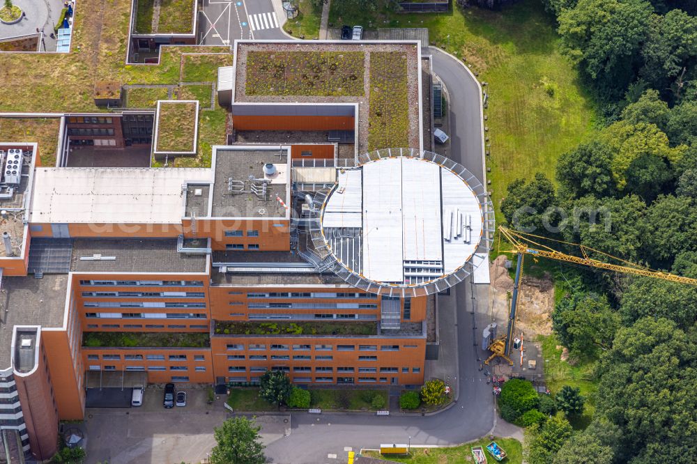 Duisburg from the bird's eye view: Clinic of the hospital grounds Berufsgenossenschaftliche Unfallklinik Duisburg GmbH Klinik fuer Orthopaedie und Unfallchirurgie in Duisburg in the state North Rhine-Westphalia