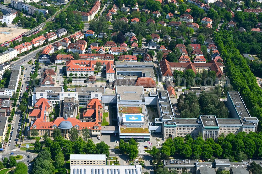 Rostock from the bird's eye view: Hospital grounds and campus of the University Hospital Universitaetsmedizin Rostock (UMR) with the new building complex Central Medical Functions (ZMF) on Ernst-Heydemann-Strasse in Rostock on the Baltic Sea coast in the state of Mecklenburg-Vorpommern, Germany