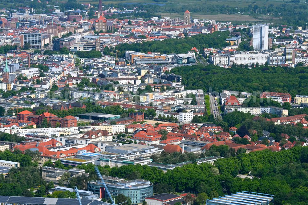 Aerial photograph Rostock - Hospital grounds and campus of the University Hospital Universitaetsmedizin Rostock (UMR) with the new building complex Central Medical Functions (ZMF) on Ernst-Heydemann-Strasse in Rostock on the Baltic Sea coast in the state of Mecklenburg-Vorpommern, Germany