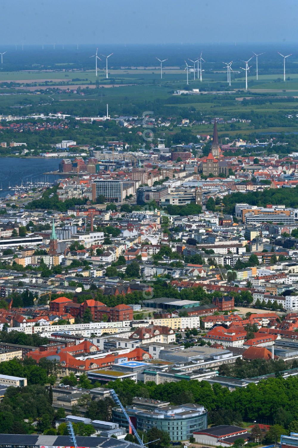Rostock from above - Hospital grounds and campus of the University Hospital Universitaetsmedizin Rostock (UMR) with the new building complex Central Medical Functions (ZMF) on Ernst-Heydemann-Strasse in Rostock on the Baltic Sea coast in the state of Mecklenburg-Vorpommern, Germany