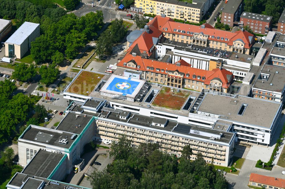 Aerial photograph Rostock - Hospital grounds and campus of the University Hospital Universitaetsmedizin Rostock (UMR) with the new building complex Central Medical Functions (ZMF) on Ernst-Heydemann-Strasse in Rostock on the Baltic Sea coast in the state of Mecklenburg-Vorpommern, Germany