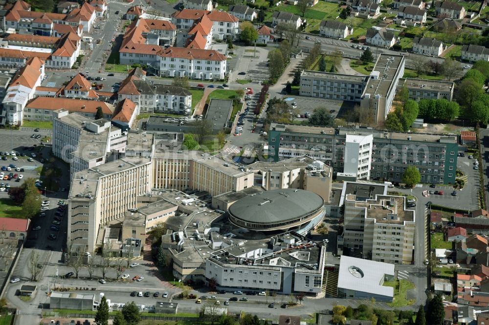 Aerial photograph Lens - Hospital grounds of the ClinicCentre Hospitalier de Lens at the Route de la Bassee in Lens in Nord-Pas-de-Calais Picardy in France