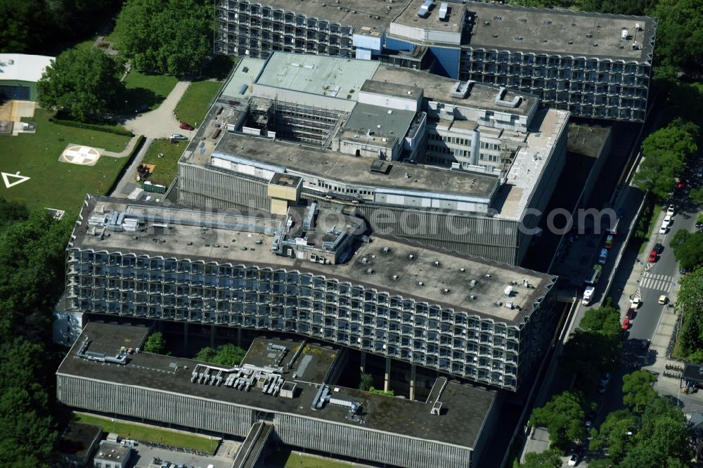 Berlin from the bird's eye view: Clinic of the hospital grounds Charité Campus Benjamin Franklin (CBF) am Hindenburgdamm in Berlin in Germany