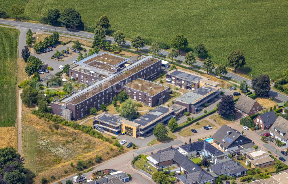 Hamminkeln from the bird's eye view: Hospital grounds of the Clinic Christophorus- Haus on Erna-Schmidthals-Weg in Hamminkeln in the state North Rhine-Westphalia, Germany