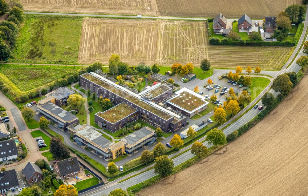 Aerial photograph Hamminkeln - Hospital grounds of the Clinic Christophorus- Haus on Erna-Schmidthals-Weg in Hamminkeln in the state North Rhine-Westphalia, Germany