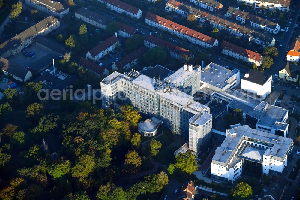 Aerial photograph Bremen - Hospital grounds of the Clinic of DIAKO Ev. Diakonie-Krankenhaus gemeinnuetzige GmbH on Groepelinger Heerstrasse in Bremen, Germany